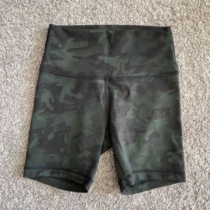 Lululemon Wunder Train High-Rise 6” Biker Short